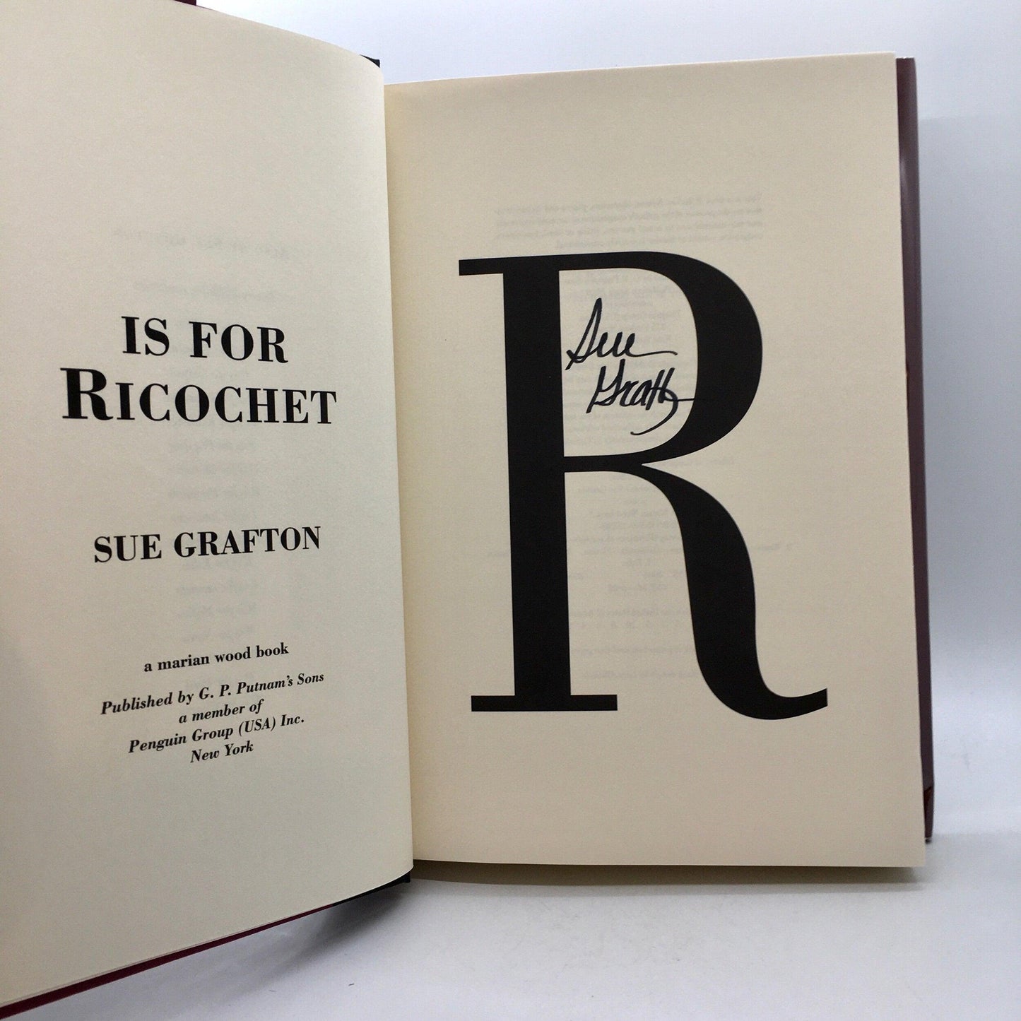 GRAFTON, Sue "R is For Ricochet" [G.P. Putnam, 2004] 1st Edition (Signed) - Buzz Bookstore