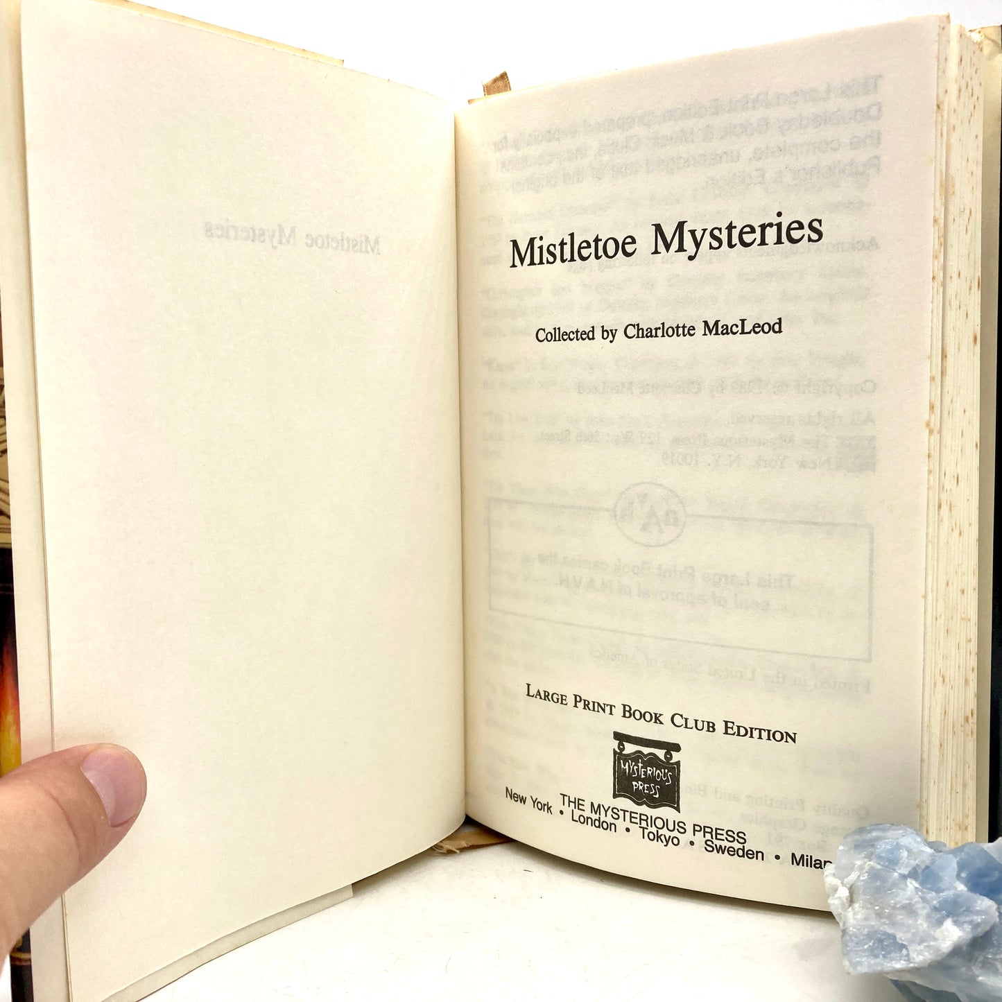 MACLEOD, Charlotte "Mistletoe Mysteries" [Mysterious Press, 1989]